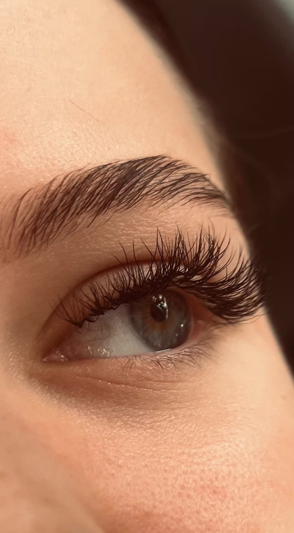 Side profile of a full lash extension set